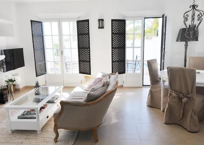 Дом отдыха Townhouse With Pool Near Puerto Banus Марбелья