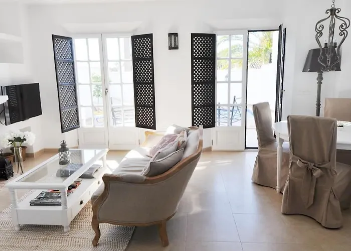 Townhouse With Pool Near Puerto Banus *