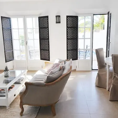 Townhouse With Pool Near Puerto Banus *