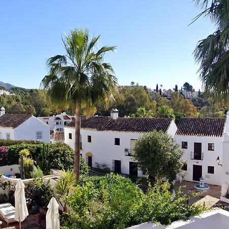 Townhouse With Pool Near Puerto Banus