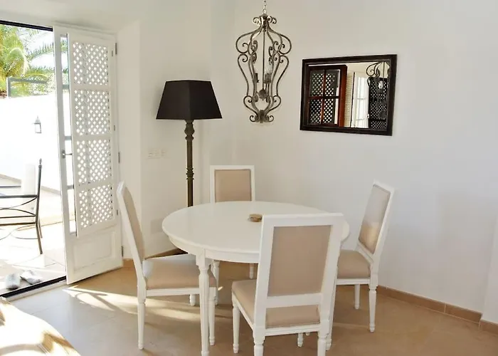 Townhouse With Pool Near Puerto Banus 別荘