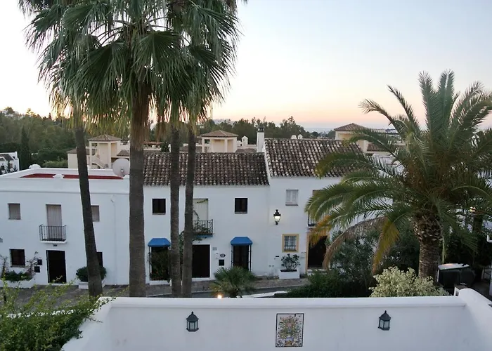 Townhouse With Pool Near Puerto Banus Feriehus