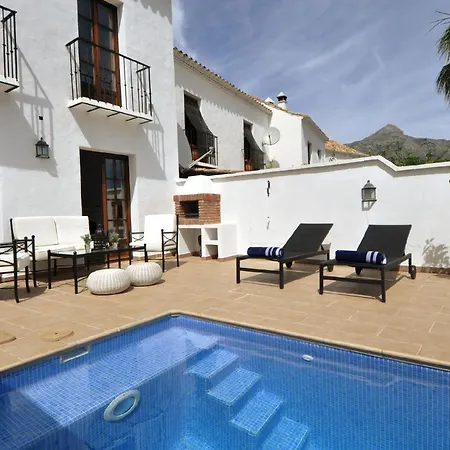 Дом отдыха Townhouse With Pool Near Puerto Banus Марбелья